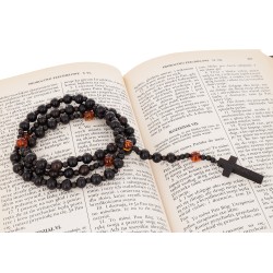 Piękny różaniec z bursztynu i  hebanu, różaniec katolicki, różaniec drewniany, naszyjnik