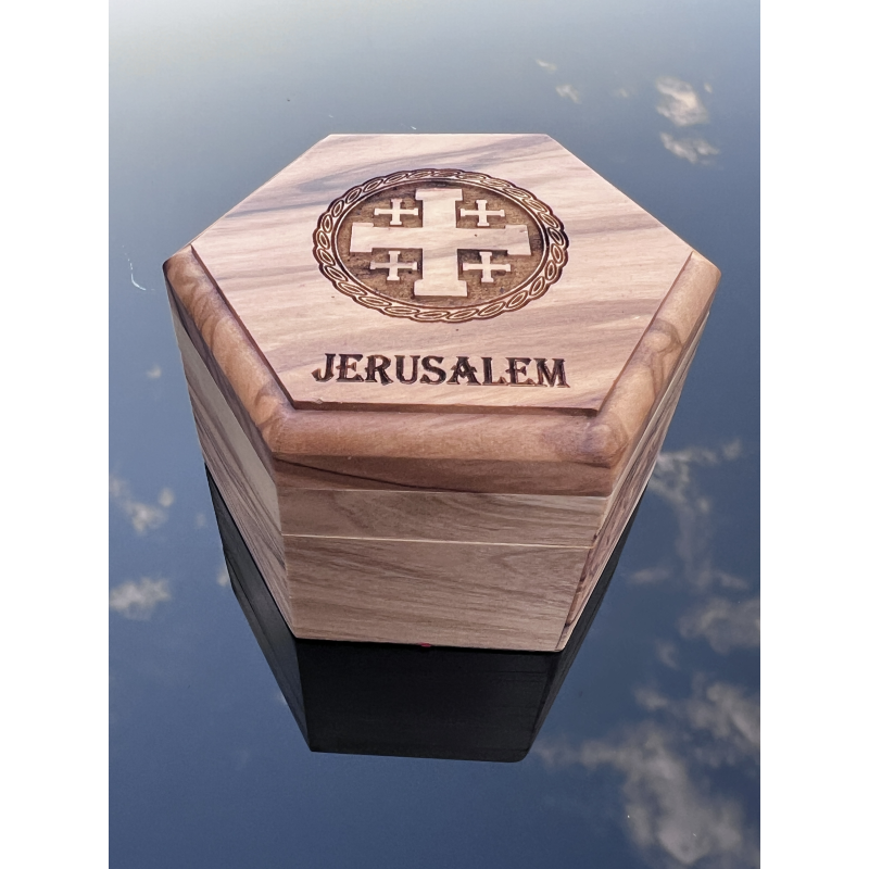 Pudełko z drewna oliwnego z grawerem Krzyża Jerozolimskiego – rękodzieło z Betlejem