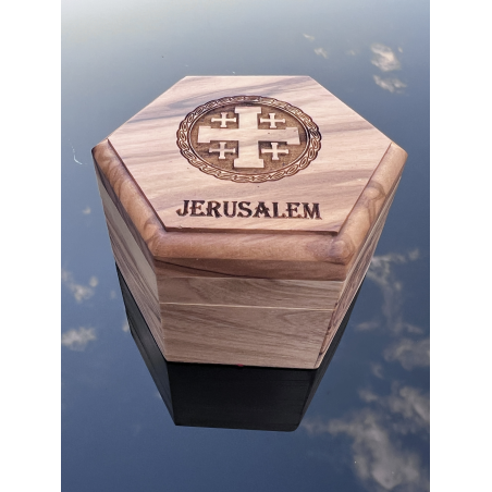 Pudełko z drewna oliwnego z grawerem Krzyża Jerozolimskiego – rękodzieło z Betlejem