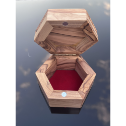 Wnętrze pudełka na dewocjonalia z drewna oliwnego – chrześcijańska pamiątka z Ziemi Świętej