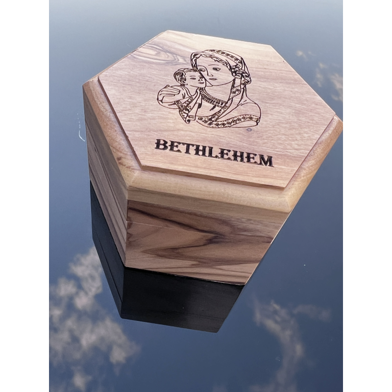 Pudełko z drewna oliwnego z grawerem  – rękodzieło z Betlejem