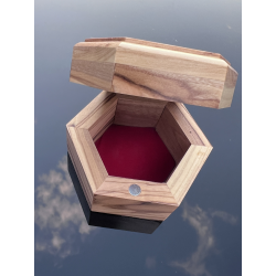 Wnętrze pudełka na dewocjonalia z drewna oliwnego – chrześcijańska pamiątka z Ziemi Świętej