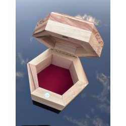 Wnętrze pudełka na dewocjonalia z drewna oliwnego – chrześcijańska pamiątka z Ziemi Świętej