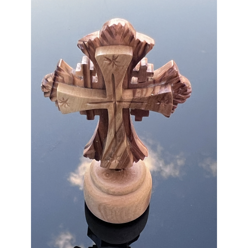 Stojący krzyżyk z drewna oliwnego – rękodzieło z Betlejem
