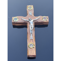 Krzyż z relikwiami Ziemi Świętej – prezent religijny i duchowe wsparcie