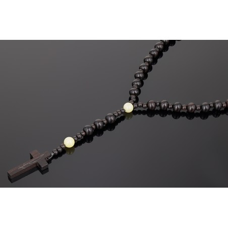 Piękny różaniec z bursztynu i  hebanu, różaniec katolicki, różaniec drewniany, naszyjnik