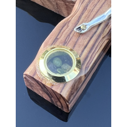 Wiszący krzyżyk z drewna oliwnego z ziemią i kadzidłem – rękodzieło z Betlejem