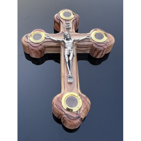 Ręcznie wykonany krzyż z Betlejem – pomoc dla chrześcijan z Palestyny