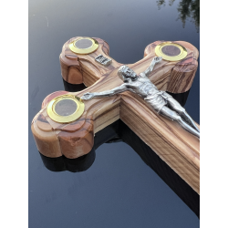 Krzyż z relikwiami Ziemi Świętej – prezent religijny i duchowe wsparcie