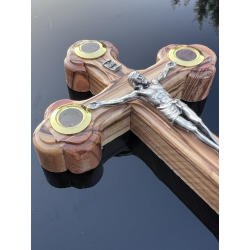 Krzyż z relikwiami Ziemi Świętej – prezent religijny i duchowe wsparcie