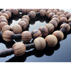 Ręcznie wykonany różaniec z Ziemi Świętej – chrześcijańskie rękodzieło