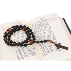 Piękny różaniec z bursztynu i  hebanu, różaniec katolicki, różaniec drewniany, naszyjnik